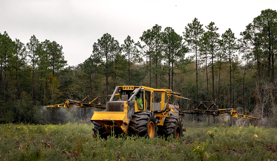 Trator Tigercat S610C pulverizando herbicidas para a silvicultura.