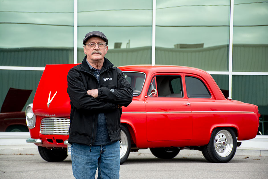 George Deering, supervisor de manutenção da Tigercat em frente ao seu clássico Ford Anglia de 1959.