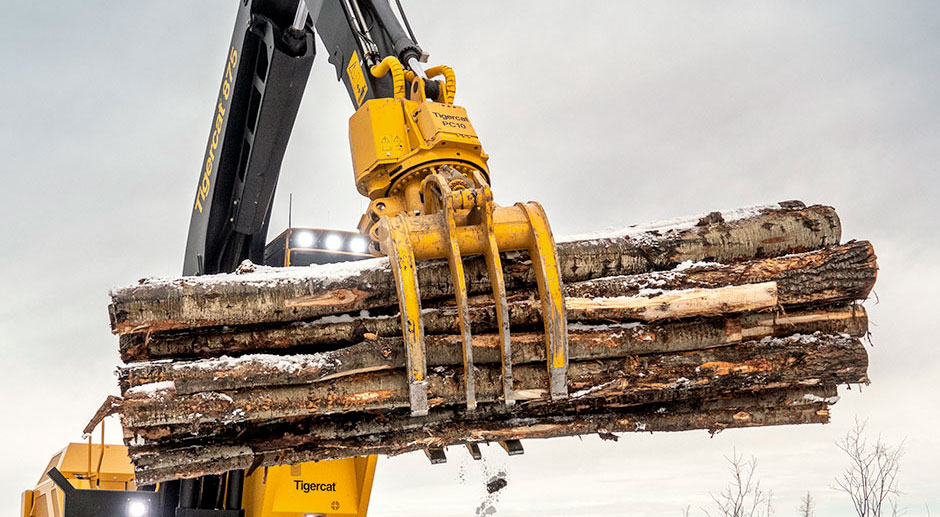 Grappin forestier PC10 Tigercat empilant des billes de bois courtes