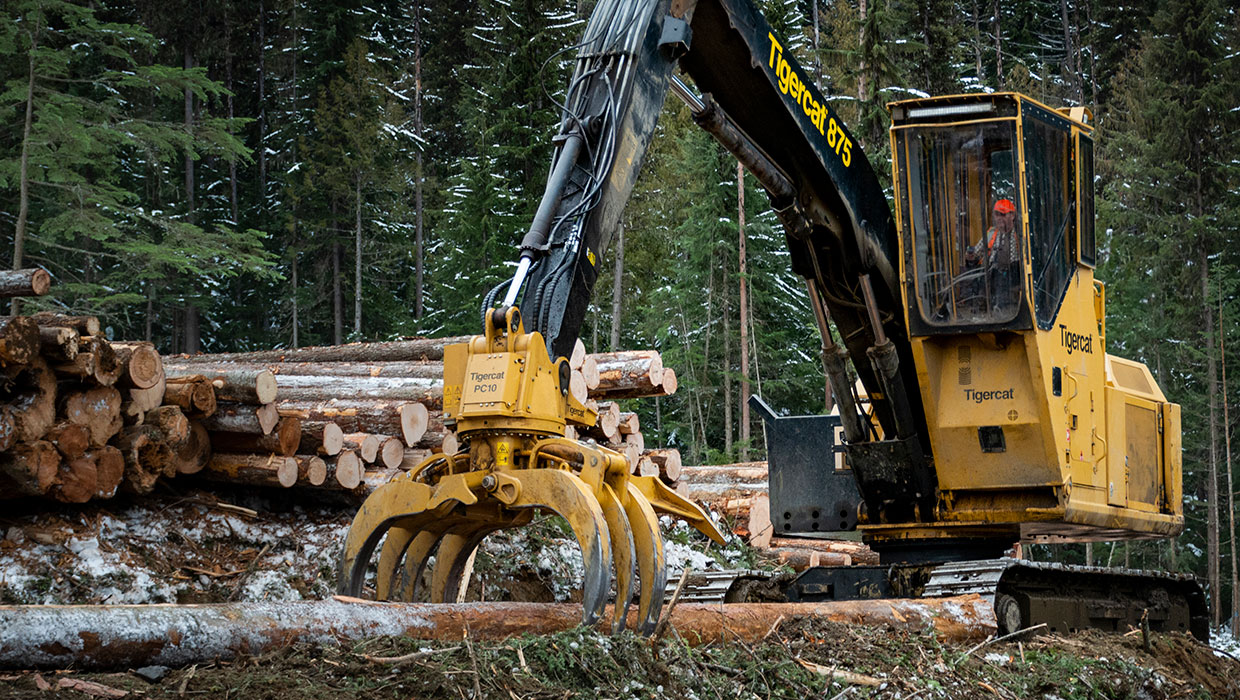 Image of a Tigercat power clam grapple working in the field