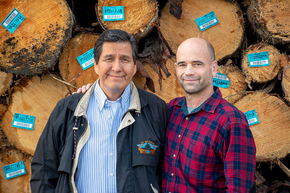 Marvin Adams, propriétaire de Yak Timber (à gauche) et Chris Gerondale, directeur adjoint de l'agence CMI (à droite).