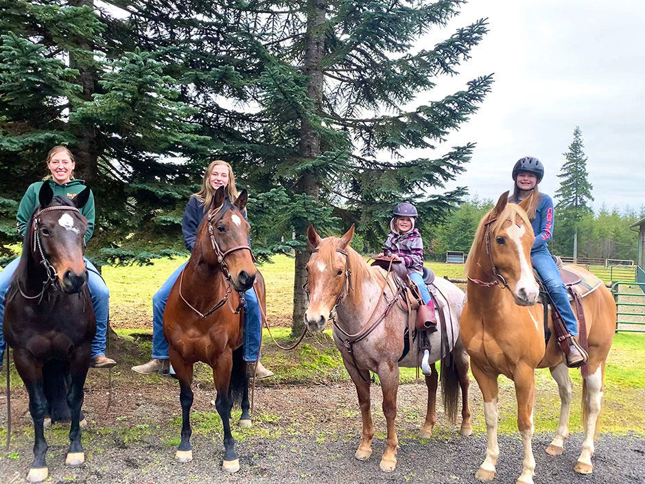 Personas a caballo