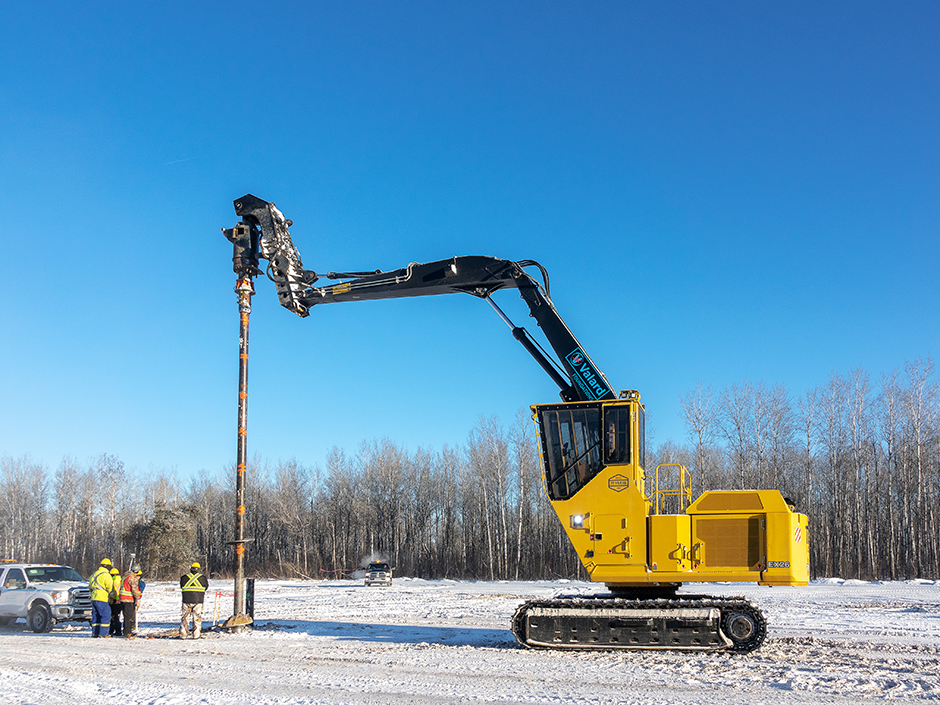 Engin 880D installant un pieu de fondation