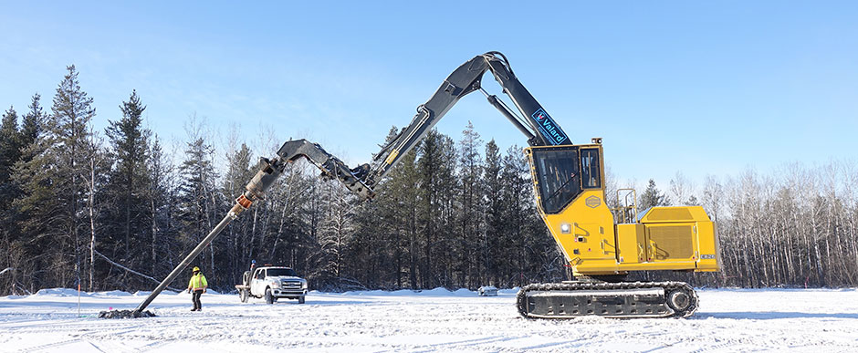 Engin 880D installant un pieu de fondation à un angle de 45 degrés