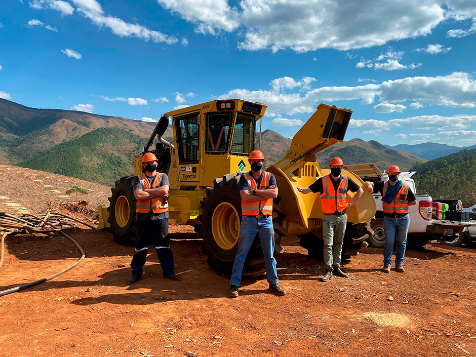  Eddie Barnard, technicien de terrain chez AfrEquip ; John Barbour, directeur technique d'AfrEquip ; Brendan Moore, responsable du développement commercial d'AfrEquip ; Mark Venter, responsable de zone d'AfrEquip posant devant un débardeur 604E.