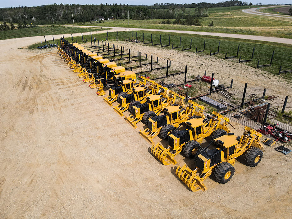 Alignement d'une douzaine de machines Tigercat appartenant à Peace River Logging à Peace River, Alberta.