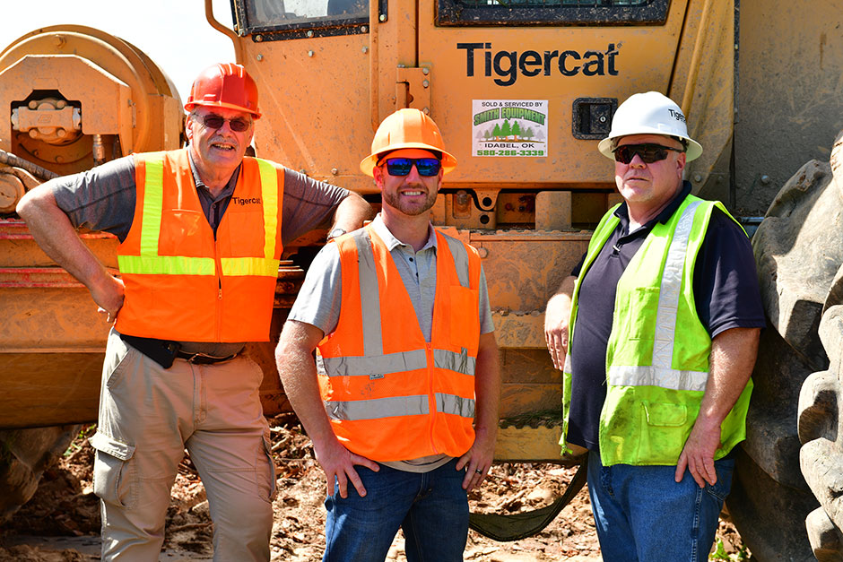 I-D: Heinz Pfeifer, gerente de distrito de Tigercat; Chris Gibson, propietario Chris Gibson Logging LLC; Jeff Reynolds, especialista en ventas de Smith Equipment.