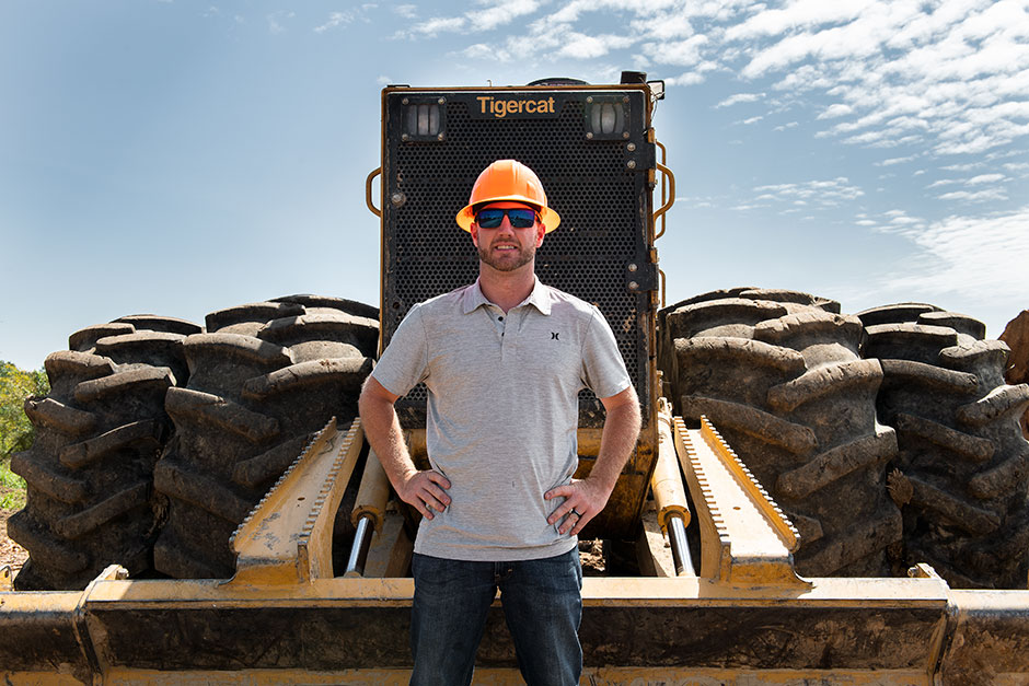 Chris Gibson em frente ao skidder 632H