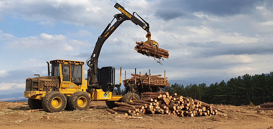 Chargement d'un transporteur forestier 1075C.