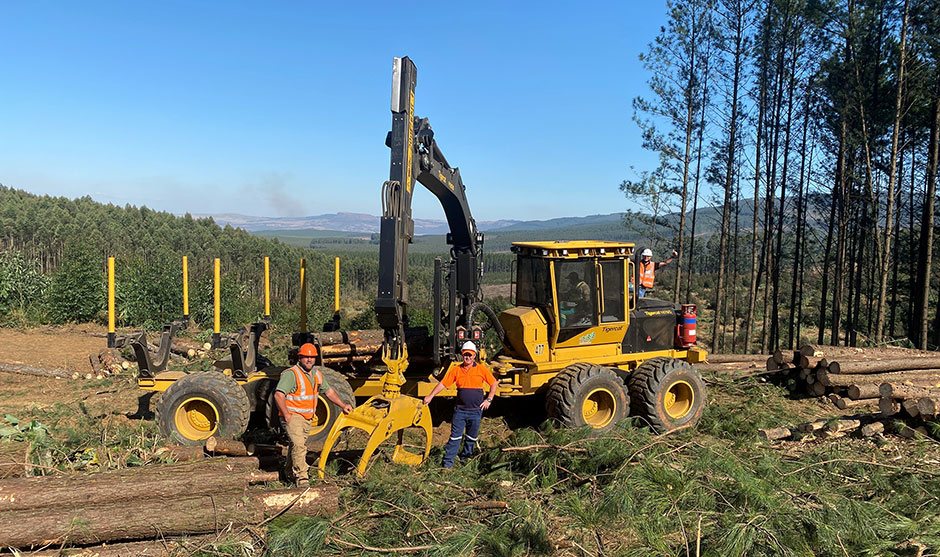 Traspaso del 1075C de SOS Contractors en Karkloof, KwaZulu-Natal. (I-D) Neels Potgieter, gerente de cosecha de SOS Contractors; Kobus van Staden, técnico de cosecha de SOS Contractors; John Barbour, gerente técnico de AfrEquip