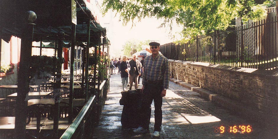 ISSUE 54 APRIL 2021 | 29 At Tigercat’s 25th anniversary celebration in 2017, Dick poses as his wife Janet snaps a picture of him in front of the very first Tigercat machine ever produced. Dick fitting in with the locals in Quebec City during DEMO 1996.