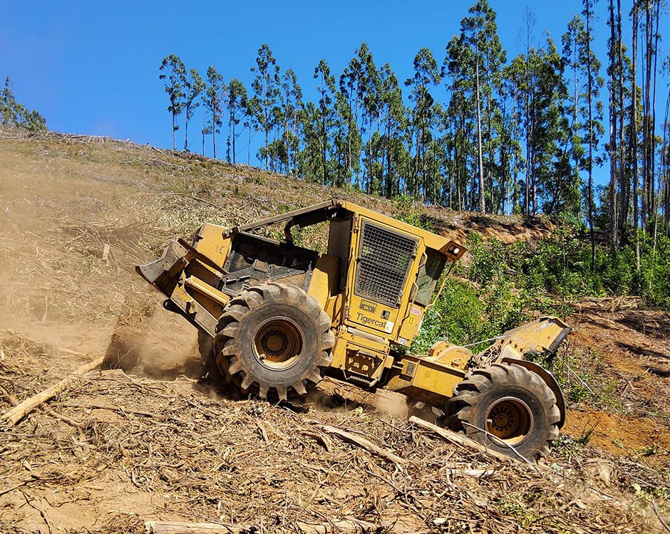 Un skidder trabaja en ambientes polvorientos.