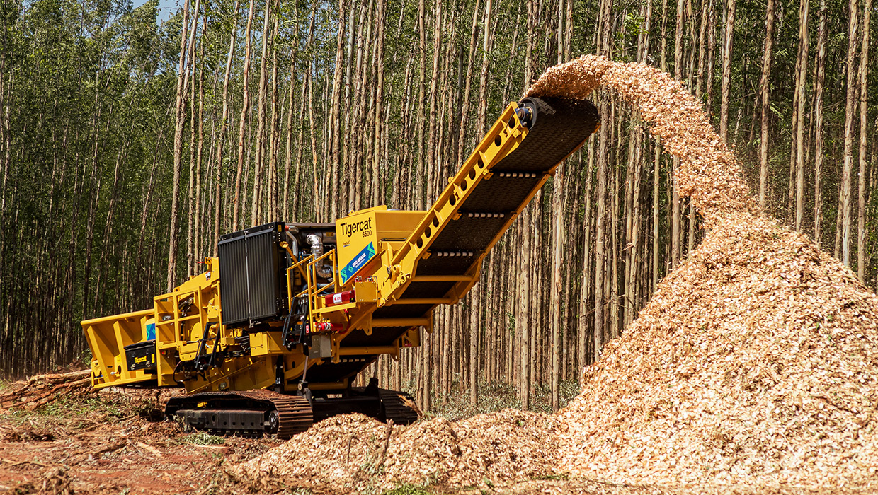 Image of a Tigercat 6500 chipper during a live demo in Brazil.