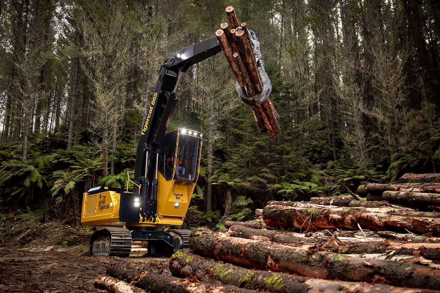 Image de la logger 965 levant une grande charge en Nouvelle-Zélande