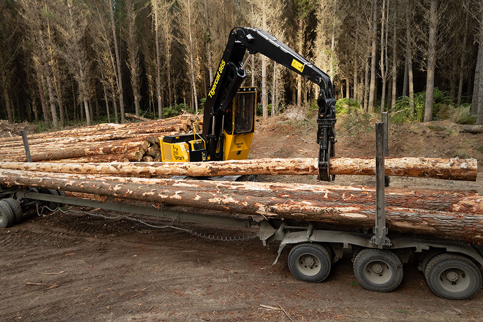 Une photo de la deuxième logger 865 en train de soulever une remorque en Nouvelle-Zélande.