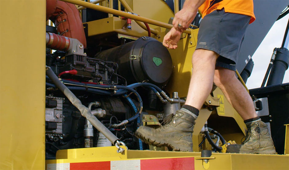 Image d’un technicien d'entretien vérifiant une machine