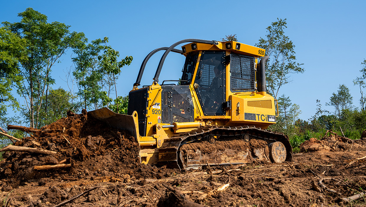 Image of a TCi 920 dozer working in the field