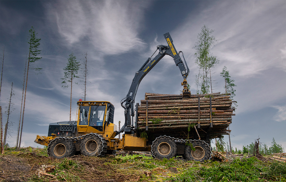 Photo of Placing the last grab of logs on the 1075C forwarder.