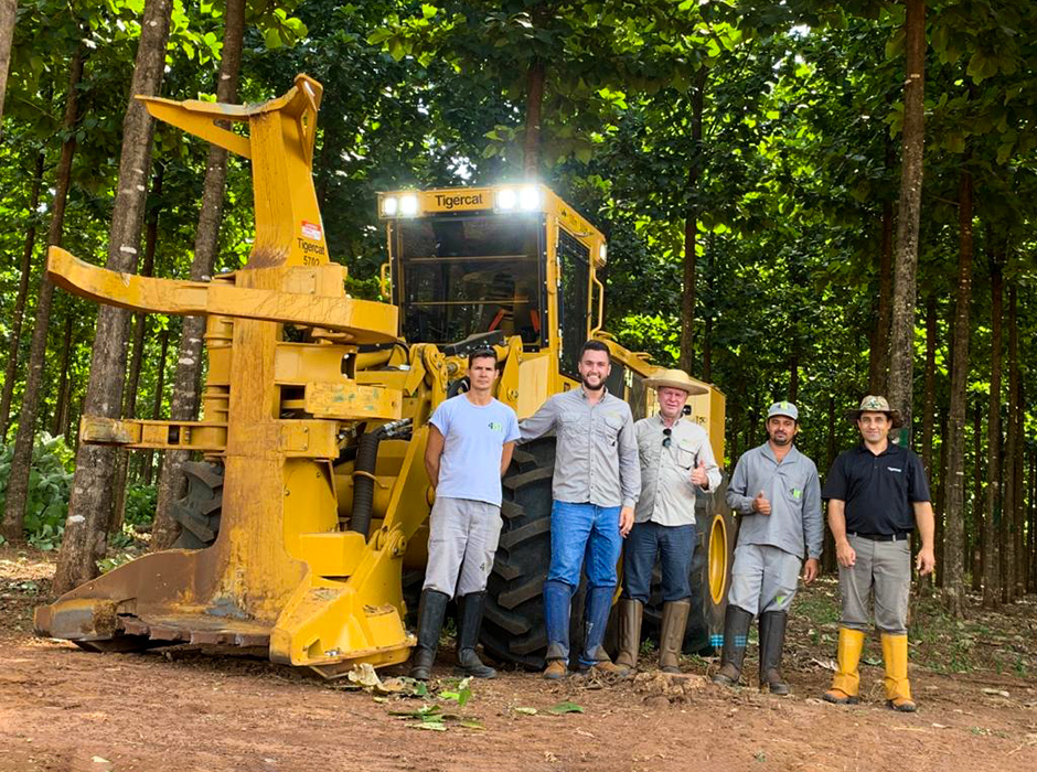 Foto de (de izquierda a derecha): Claudio Alves Teixeira, operador de 4M; João Osvani Messias Junior, gerente de operaciones mecanizadas de explotación forestal de 4M; Marcio Saad, gerente de operaciones manuales de explotación forestal de 4M; Francismar Lira de Souza, operador de 4M; Waldir Kelcheski, representante de campo de Tigercat.