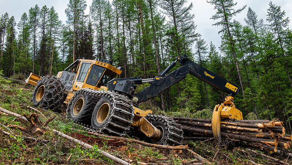 635H skidder with traction aids