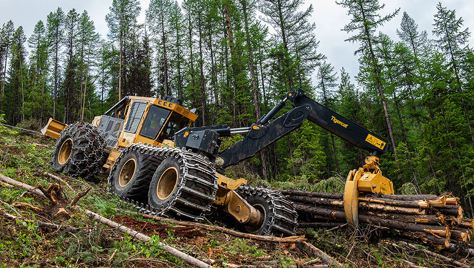 Skidder 635H con ayuda de tracción