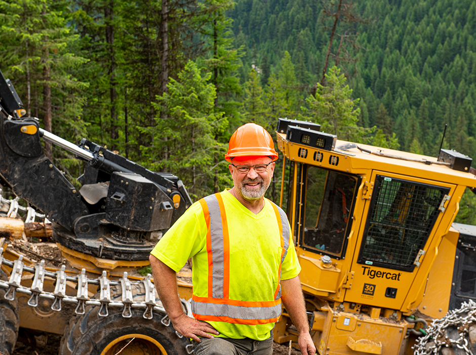 Foto del operador del 635H con pluma giratoria, Reg Dyck de Mercer Forestry Services.