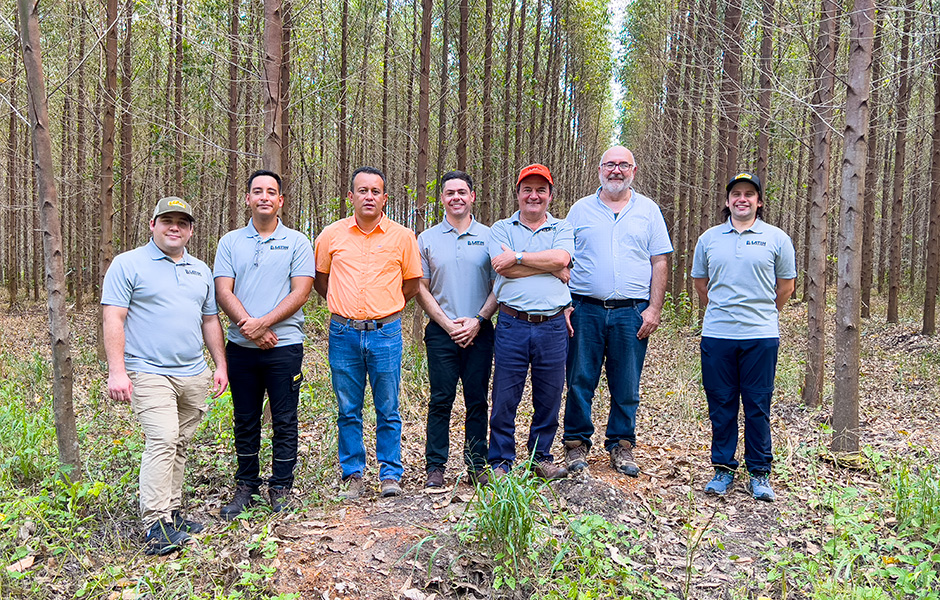 Photo of (L-R) Felipe Díaz and Edgar Zamarripa (LEN’s product support team), Francis Ruiz (Proteak’s forestry operations manager), José Carlos Rocha Filho (LEN’s marketing and commercial manager), Gabriel Turturiello (LEN’s managing director), Jurgen Stock (Proteak’s executive director of forestry), Felipe Gomes (LEN’s technical training).