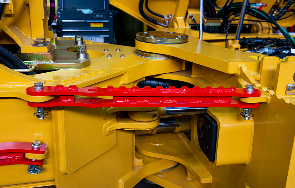 Image Le verrouillage de l'articulation centrale empêche la machine de pivoter. Il faut toujours l'utiliser pour travailler à proximité de l'articulation centrale ou pour le transport d'engins.