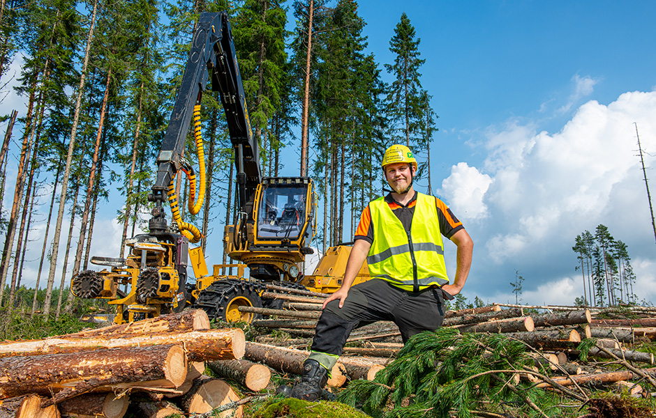 Photo of Henrik says that his previous experience as a forwarder operator makes him a better harvester operator today.