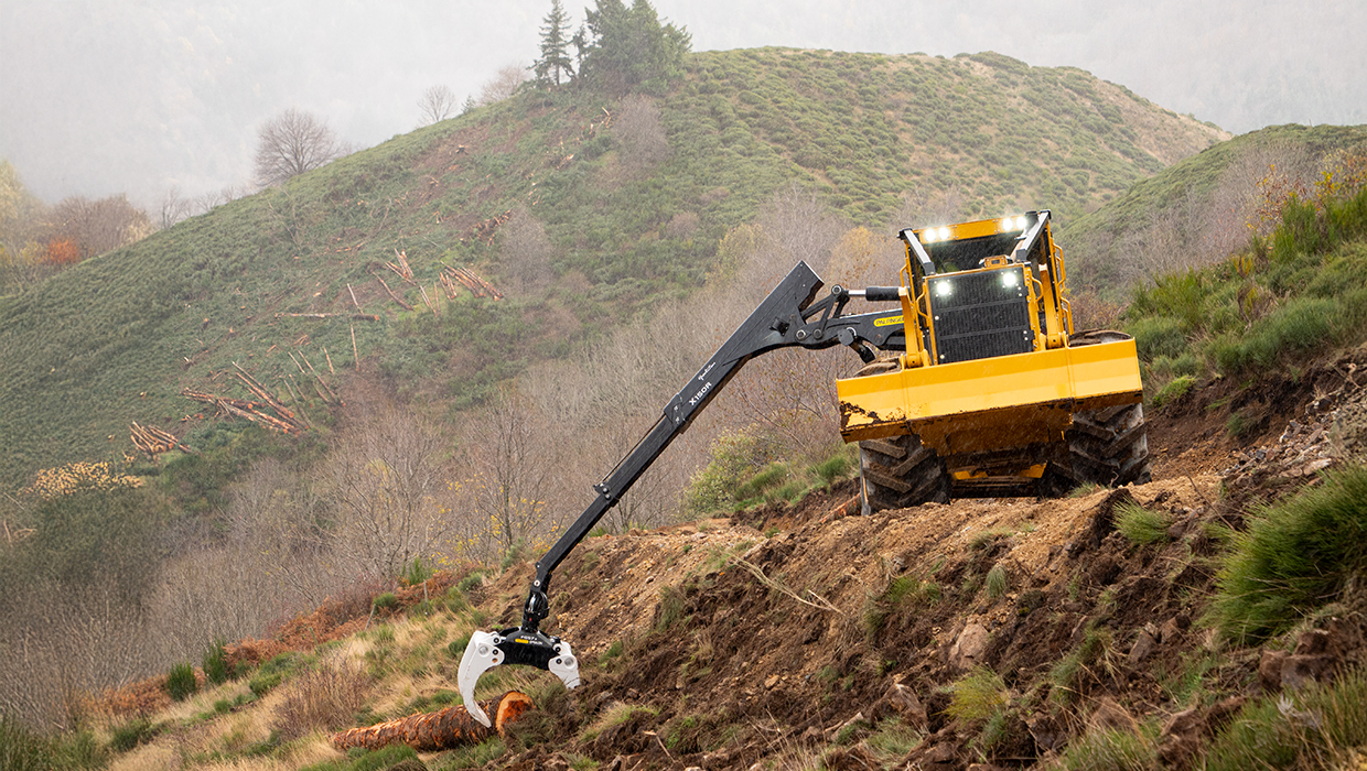 Image d’un débardeur à double treuil 612 de Tigercat en pleine action sur site