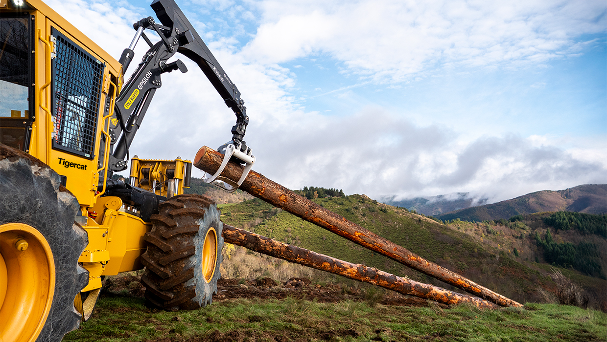 Image d’un débardeur à double treuil 612 de Tigercat en pleine action sur site