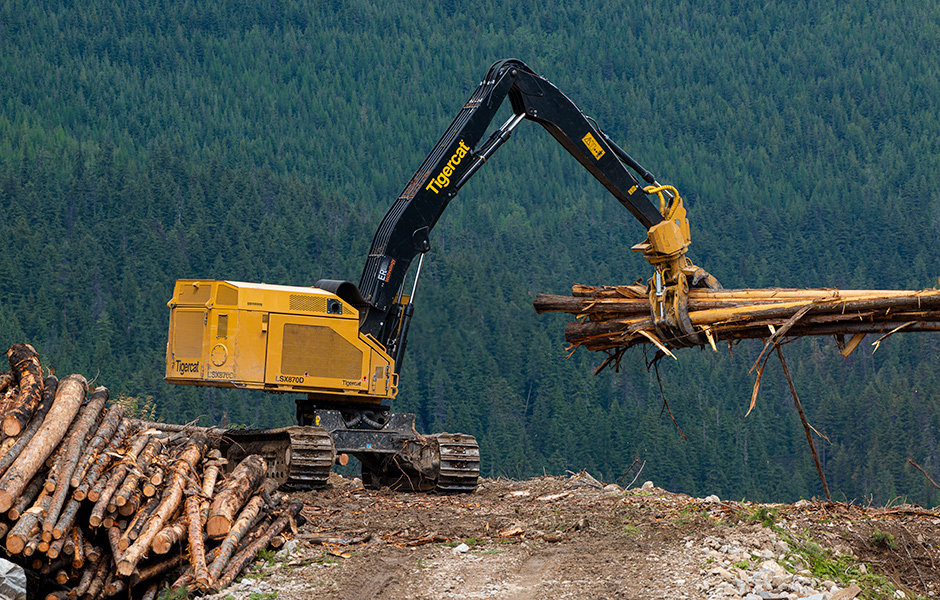 LSX870D equipado com garra de carga trabalhando em uma encosta íngreme.