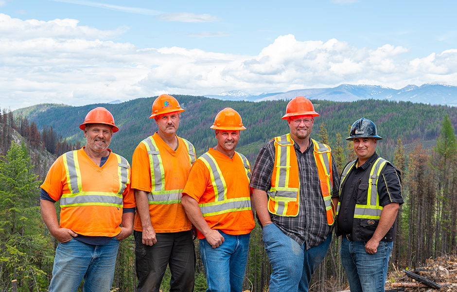 (G-D) Blair Volansky ; Rodney Volansky ; Ron Volansky ; Chris Ewings, responsable sécurité chez R & A ; Tavis Mann, spécialiste commercial en équipement lourd d’Inland.