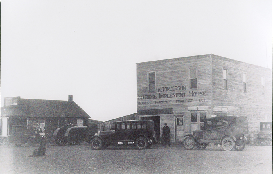 Den första av Torgerson’s försäljningsplatser för jordbruksutrustning i Ethridge, Montana, ca. 1920.