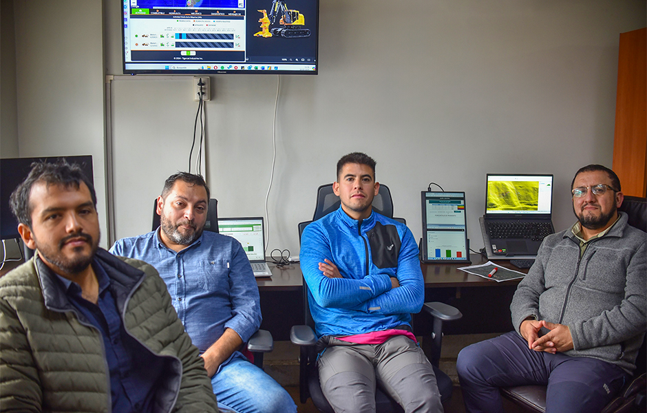 The team in charge of operational control at Agrifor Doña Isidora.