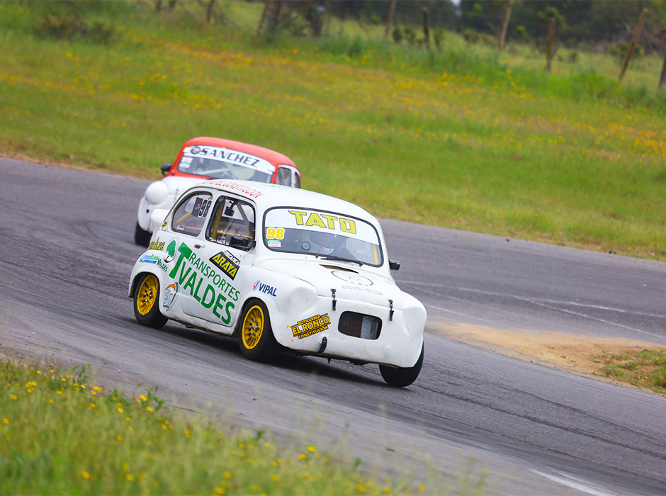 Fiat 600 en la pista