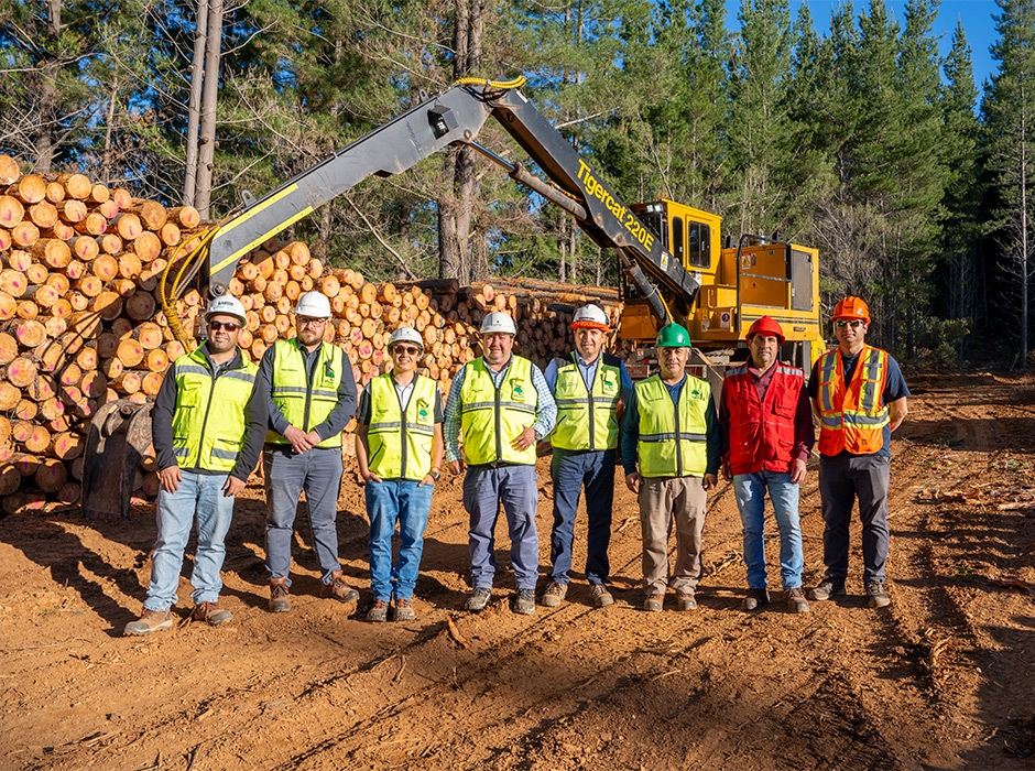 Foto grupal en frente del cargador Tigercat 220E