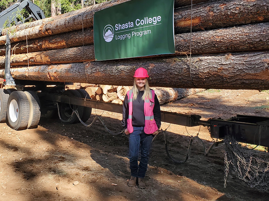 Sabrina se graduou em ciências agrícolas, tecnologia industrial, operação de equipamentos pesados para extração madeireira e operação de equipamentos pesados.