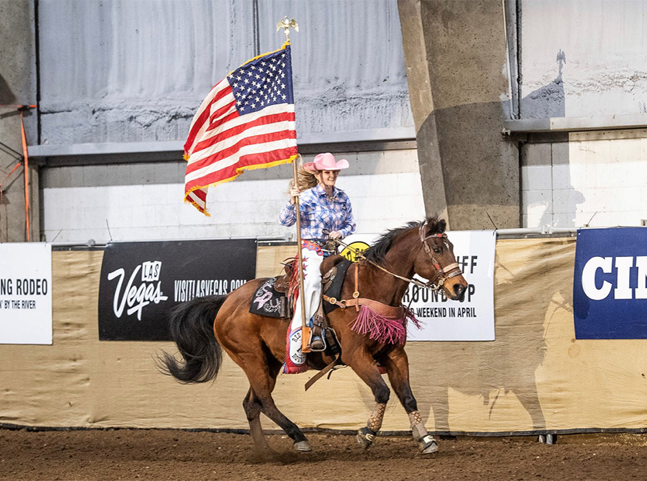 Nos finais de semana Sabrina monta seus cavalos, Teddy e Osíris e participa de competições de tiro. “No cavalo, uso dois revólveres Colt 45 de ação única e atiro em dez alvos em padrões diferentes. Costuro todas as minhas saias para as competições de tiro montado e agora tenho uma coleção e tanto.” Ela também gosta de caçar, pescar e passear de motocicleta.