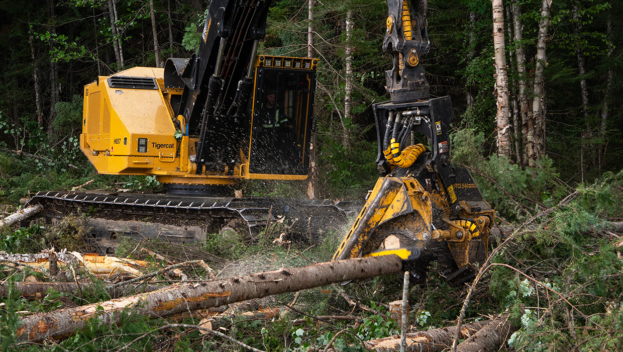 Image of a TCi 544 head working in the field