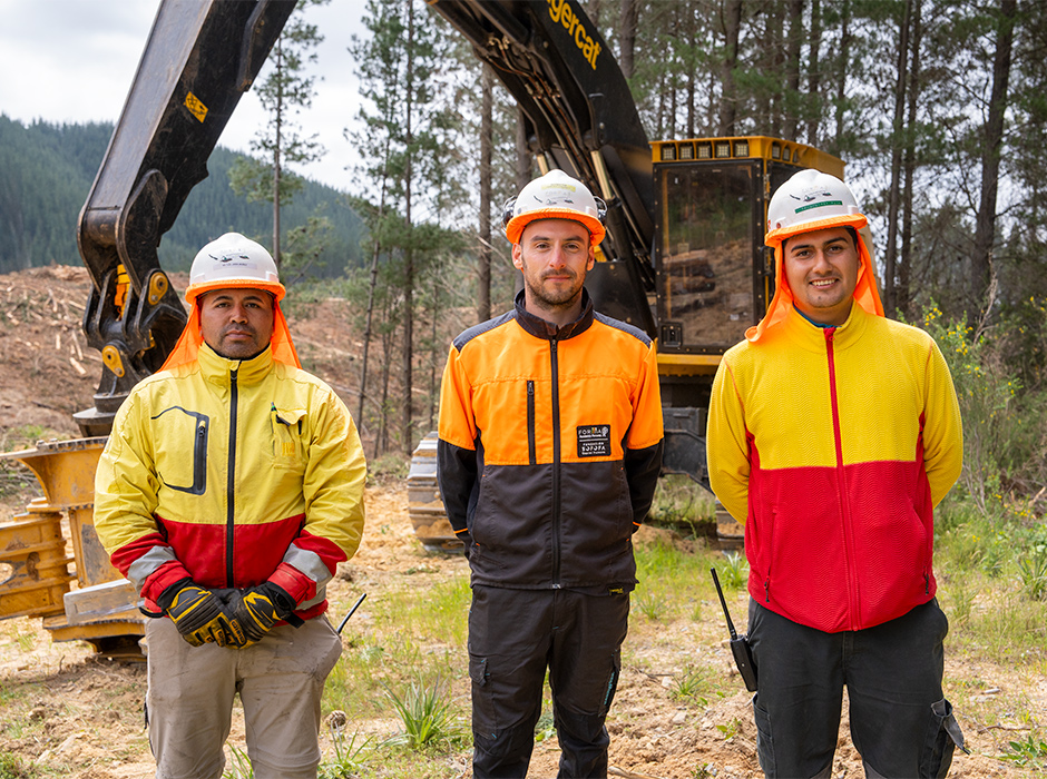 Francisco (centre) along with students Milton Jara (left) and Cristopher Roca (right).