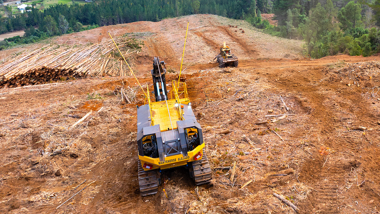 Tigercat 120 winch assist working in Chile