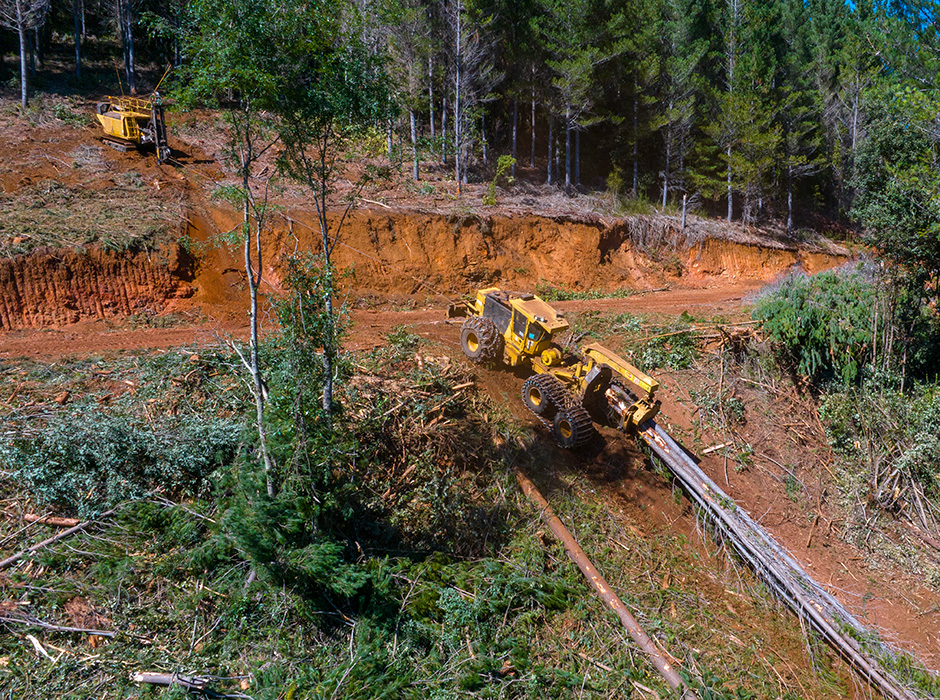 Un skidder 635G trabajando con el huinche de asistencia 120. El 120 tiene integración completa de señalización de desplazamiento con las máquinas Tigercat.