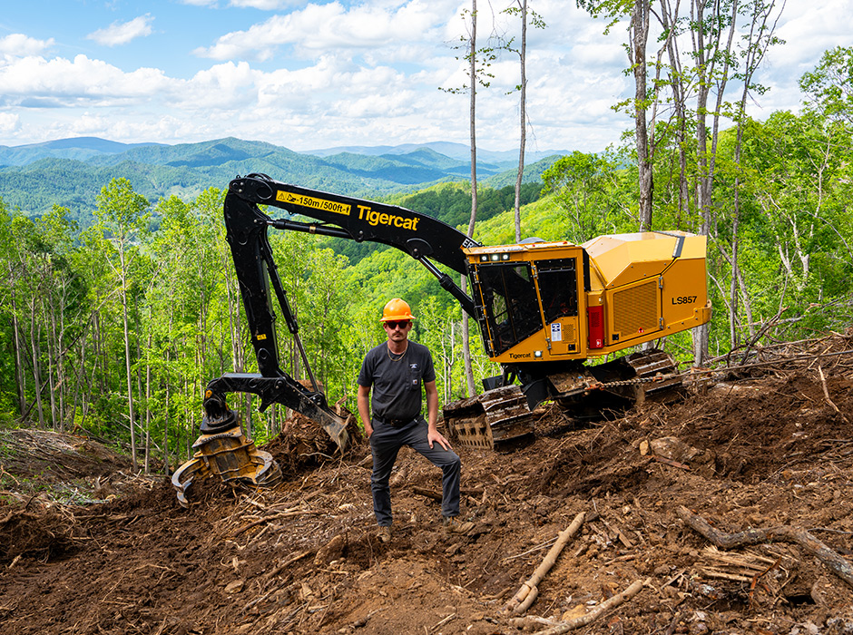 Chase Fox delante del shovel logger LS857.