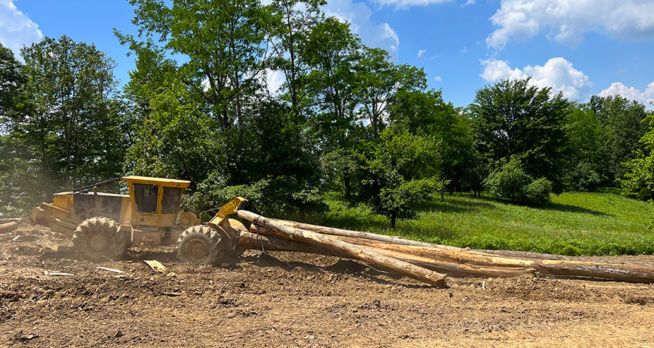 Le débardeur à câble 610H transporte des feuillus de grande valeur pour Fox Lumber Company, à proximité de Mill Creek, en Virginie-Occidentale.