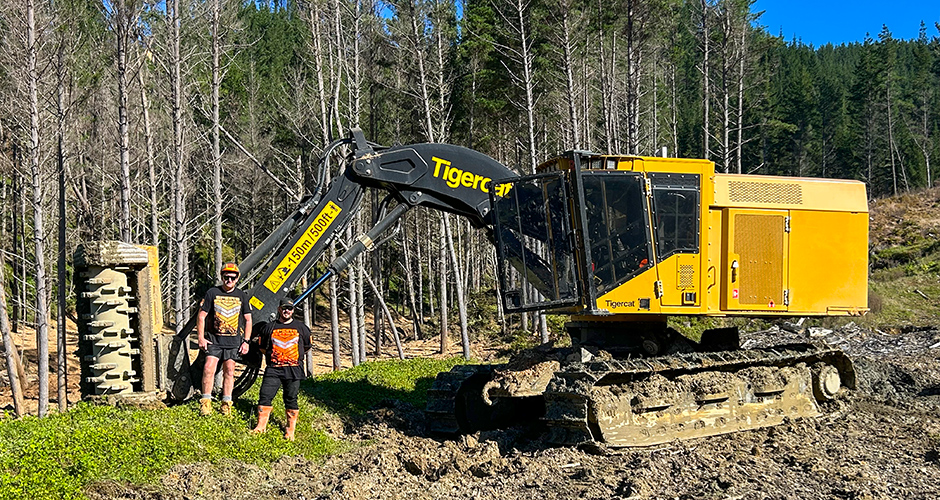 Blake Speirs (à esquerda) junto com o operador de máquina Cory Malcolm.