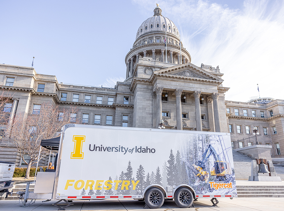 Trailer simulador móvel em frente ao Capitólio Estadual de Idaho