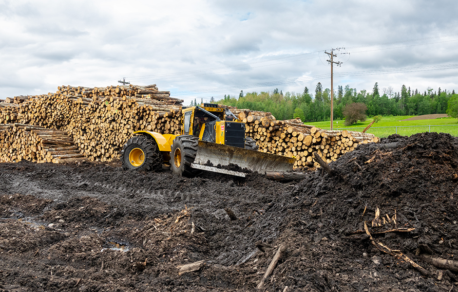 Skidder 632H com lâmina de seis posições no pátio da fábrica