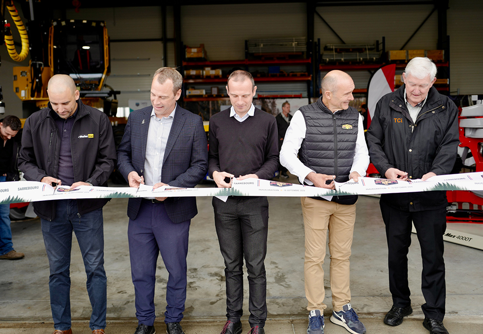 Executives ribbon cutting at new Sarrebourg location.